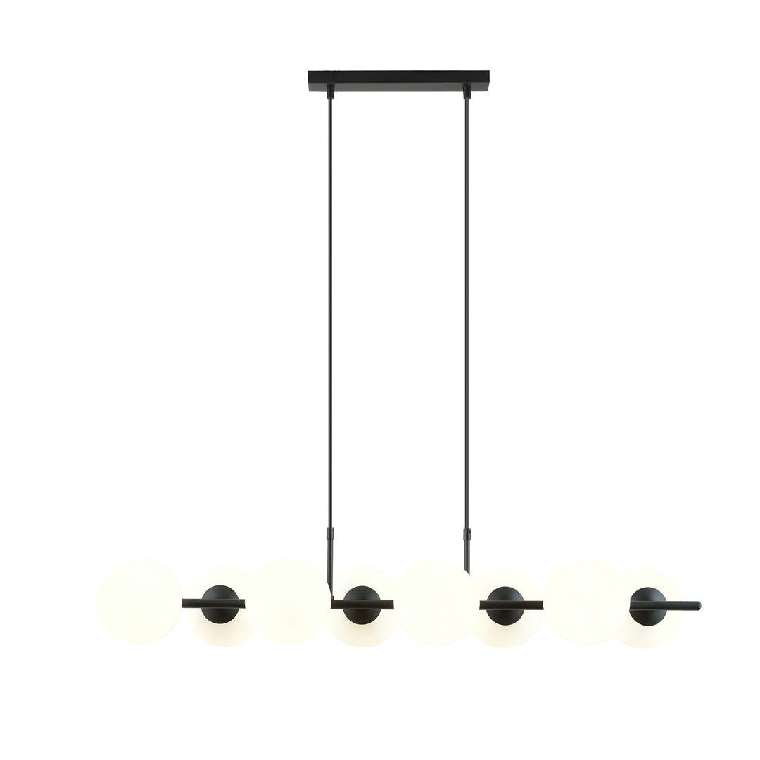 Zwarte hanglamp met acht witte glazen kappen op een lang stalen frame, opgehangen aan twee dunne staven