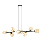 Zwarte hanglamp met horizontale balk en acht amberkleurige glazen kappen, aan het plafond bevestigd met twee dunne stangen