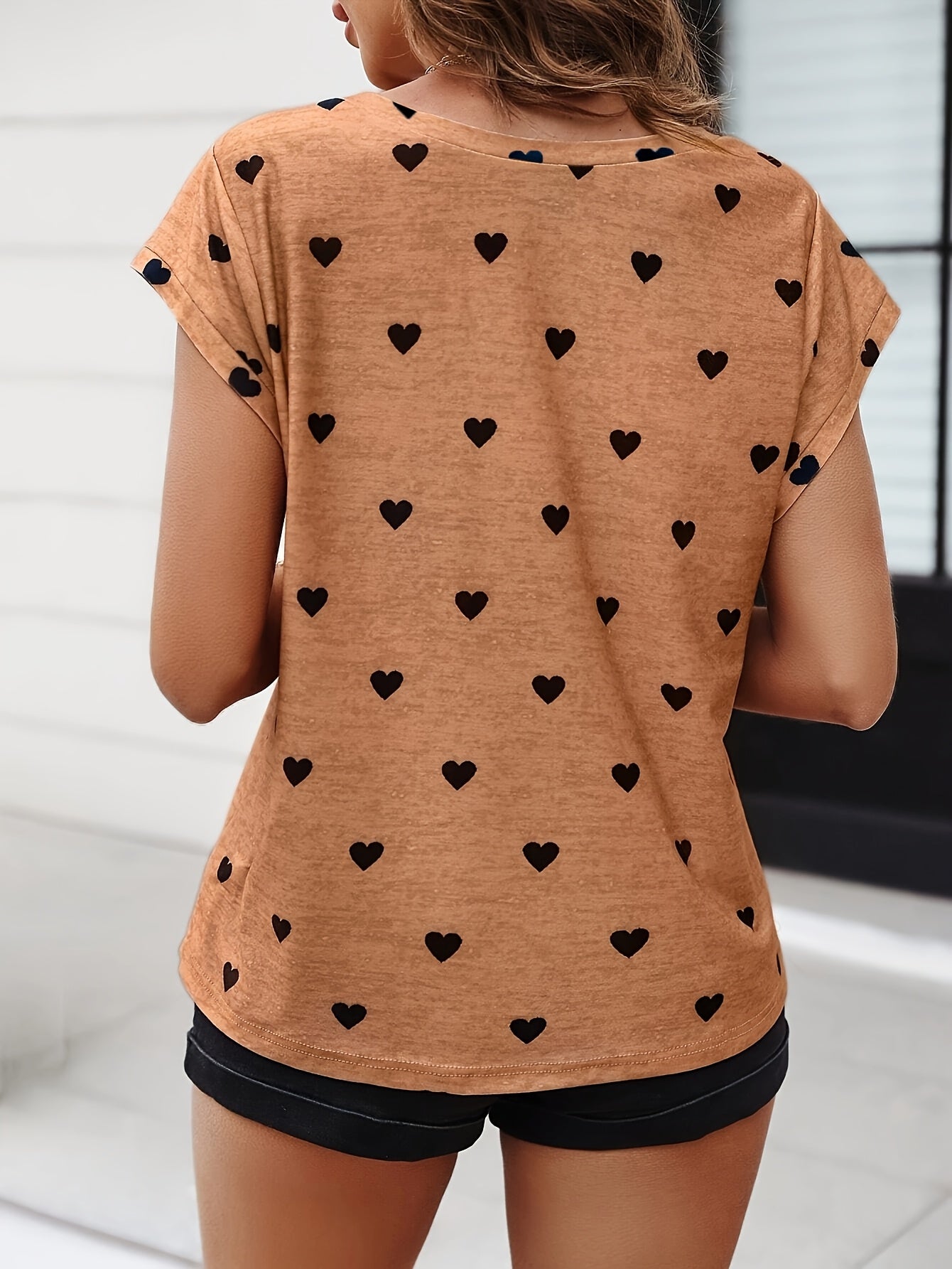 Women's T-Shirt with Heart Pattern, V-Neck, Casual and Elegant for Summer