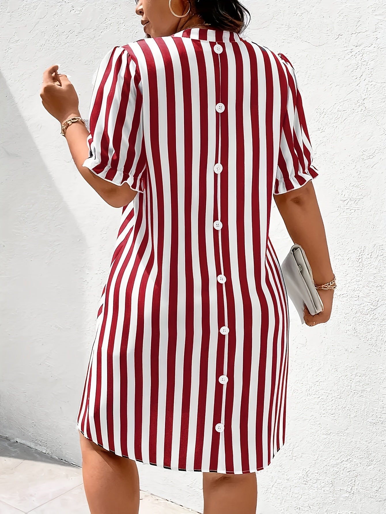 Damen Kleid mit vertikalem Streifenmuster und V-Ausschnitt – Eleganter Alltagsstil für Büro und Freizeit