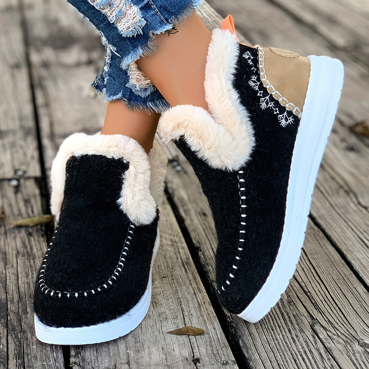 Women's warm slippers with faux fur lining & embroidery