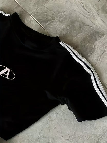 Women's Sports Two-Piece Set – Trendy Crop Top & Shorts for Fitness and Leisure