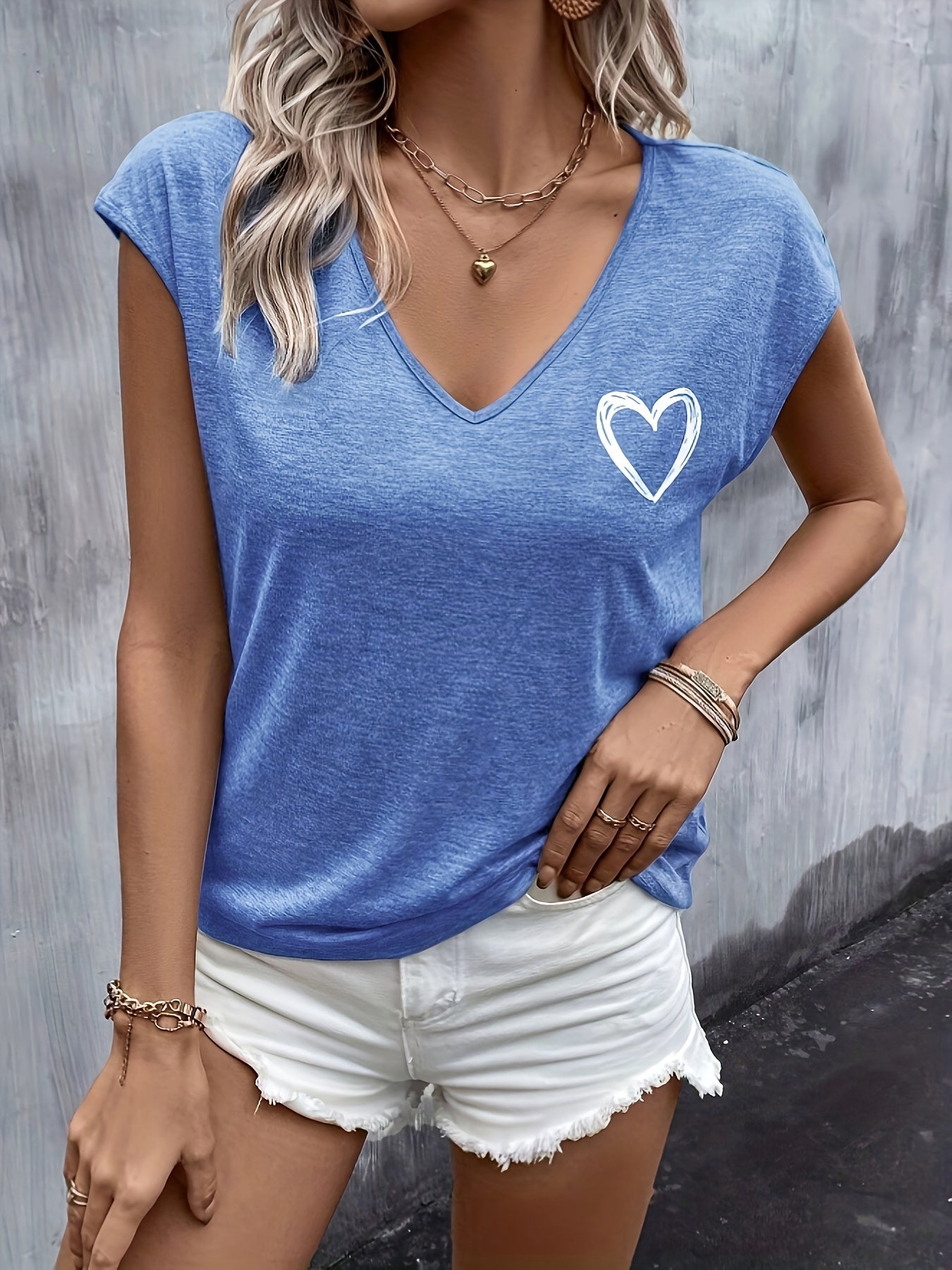 Women's T-shirt with Heart Print and V-Neck – Casual Summer Top for Leisure and Vacation