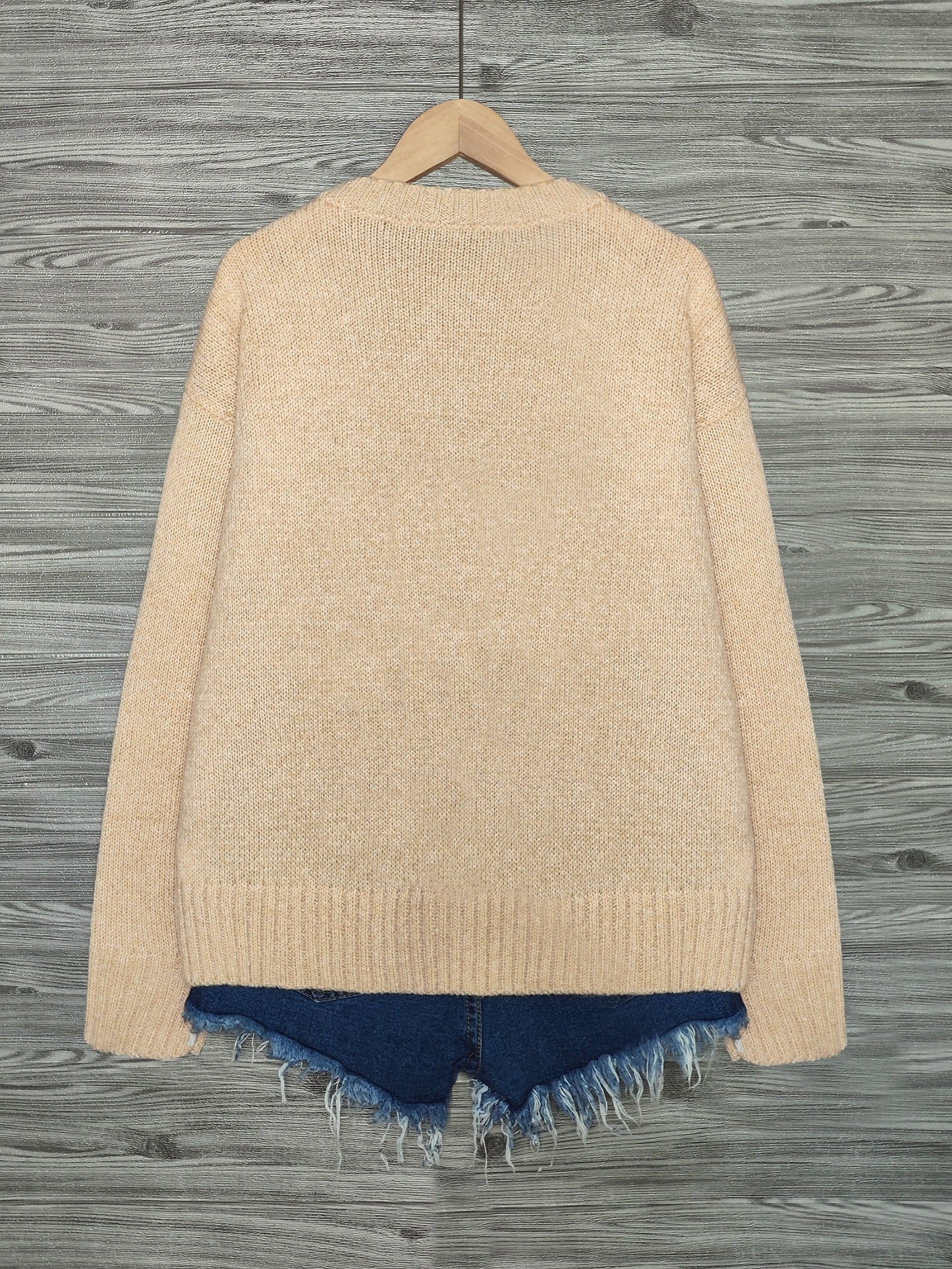 Women's knitted sweater with round neckline and cat motif