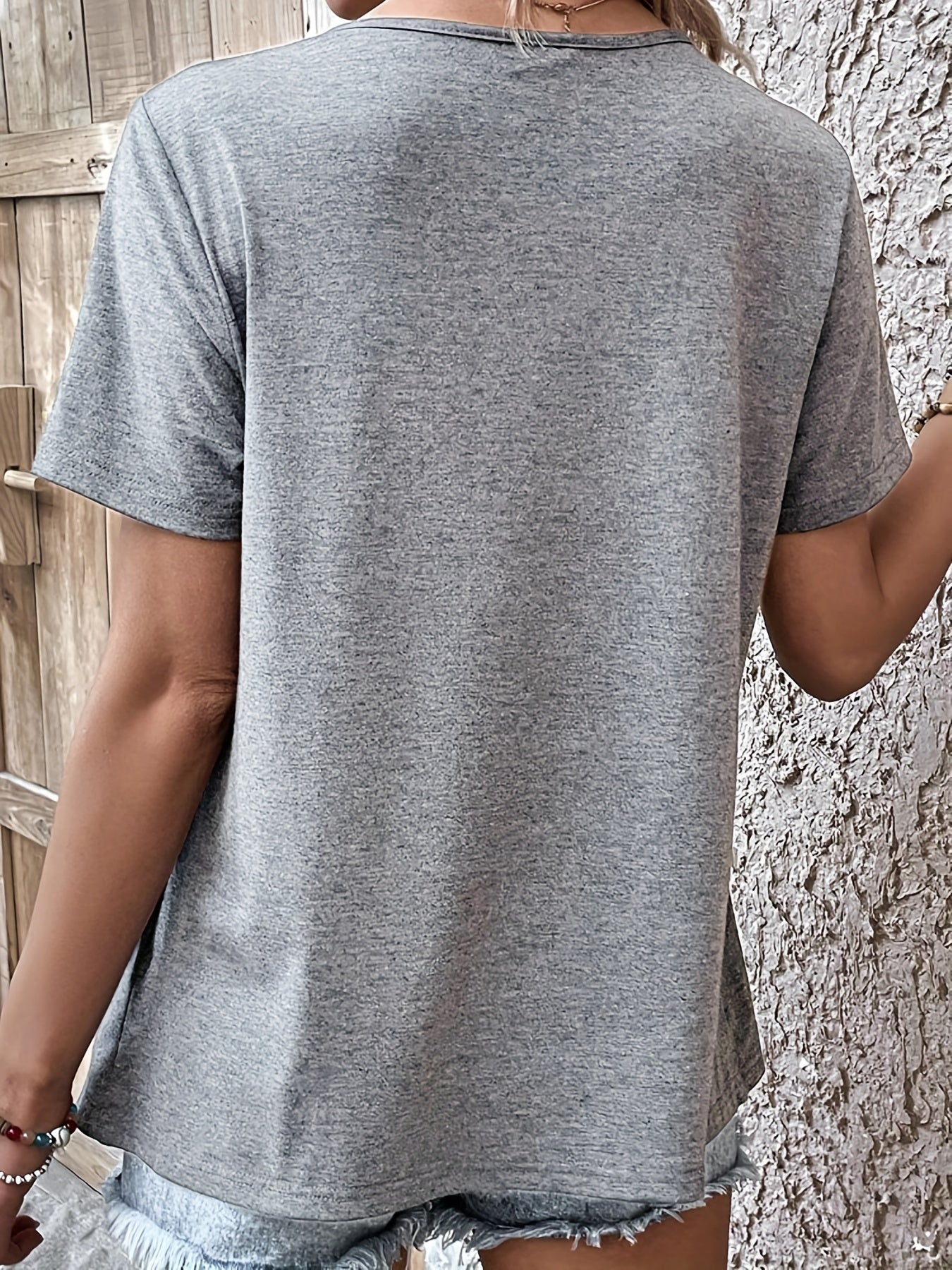 Damen Sommer-Shirt mit asymmetrischem Ausschnitt und Knopfdetails – Freizeit & Alltagsstil