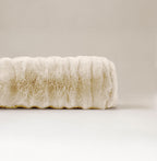 Bodykussen nepbont pompom beige 140 x 20 cm, stevig, wasbaar op 40°C voor slaapkamer