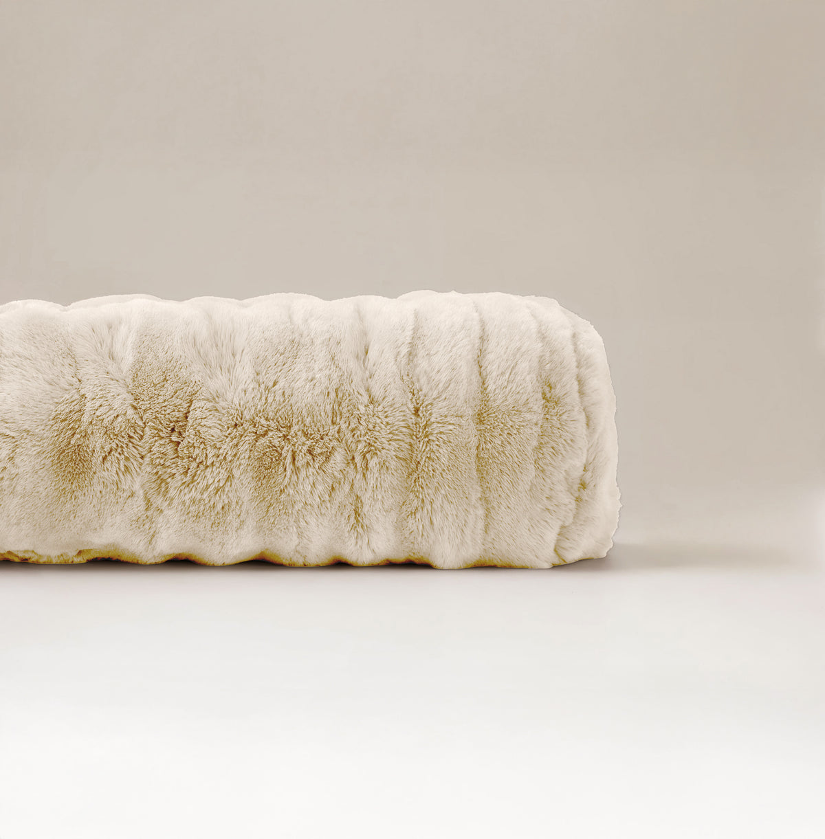Bodykussen nepbont pompom beige 140 x 20 cm, stevig, wasbaar op 40°C voor slaapkamer