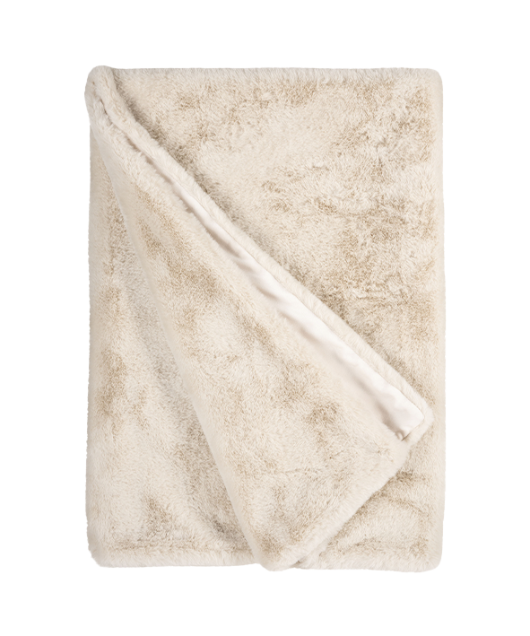 Beige faux fur plaid, gevouwen met een omgeslagen hoek waarop de gladde satijnachtige rand zichtbaar is