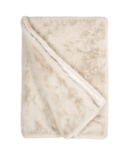 Beige faux fur plaid, gevouwen met een omgeslagen hoek waarop de gladde satijnachtige rand zichtbaar is