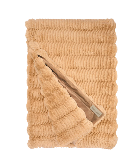 Gevouwen bruine faux fur plaid met ribbelstructuur en omgeslagen hoek waarop de zachte voering zichtbaar is