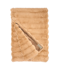 Gevouwen bruine faux fur plaid met ribbelstructuur en omgeslagen hoek waarop de zachte voering zichtbaar is