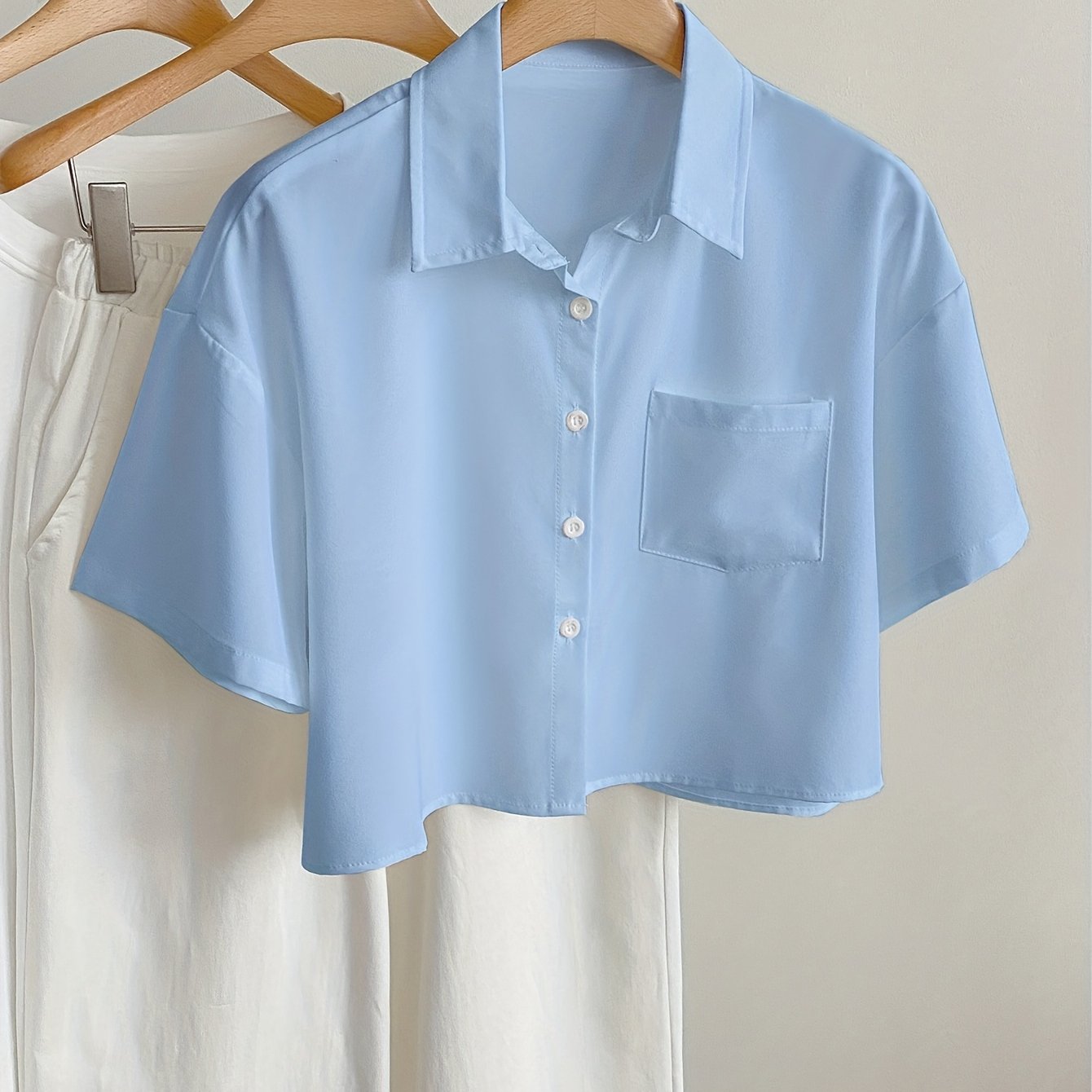 Women's short-sleeve blouse with crop cut and chest pocket – modern casual shirt