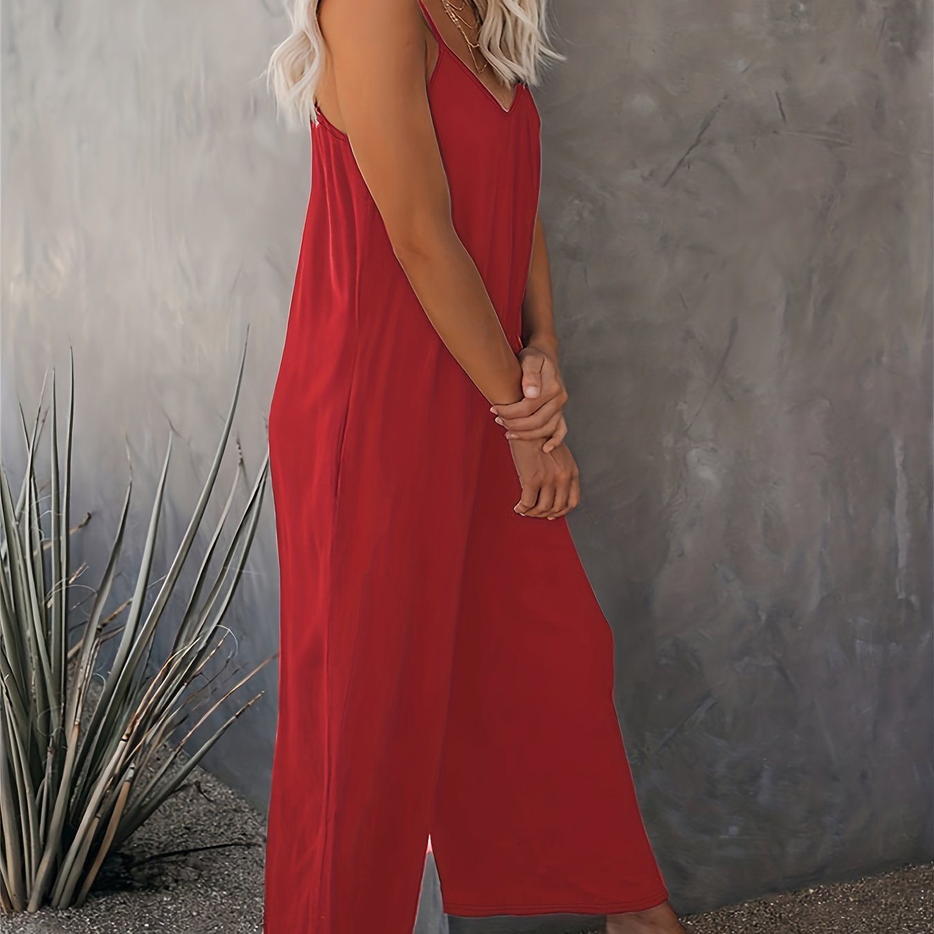 Women's jumpsuit with spaghetti straps and wide legs – Casual one-piece for spring and summer
