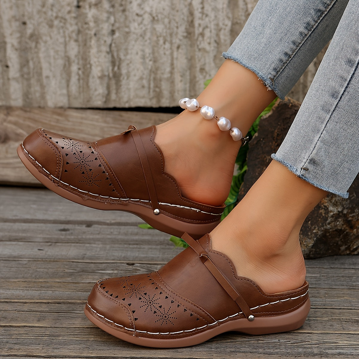 Women's Vintage Slide Sandals with Perforated Pattern and Platform Heel – Comfortable Slip-On Shoes for Everyday and Leisure