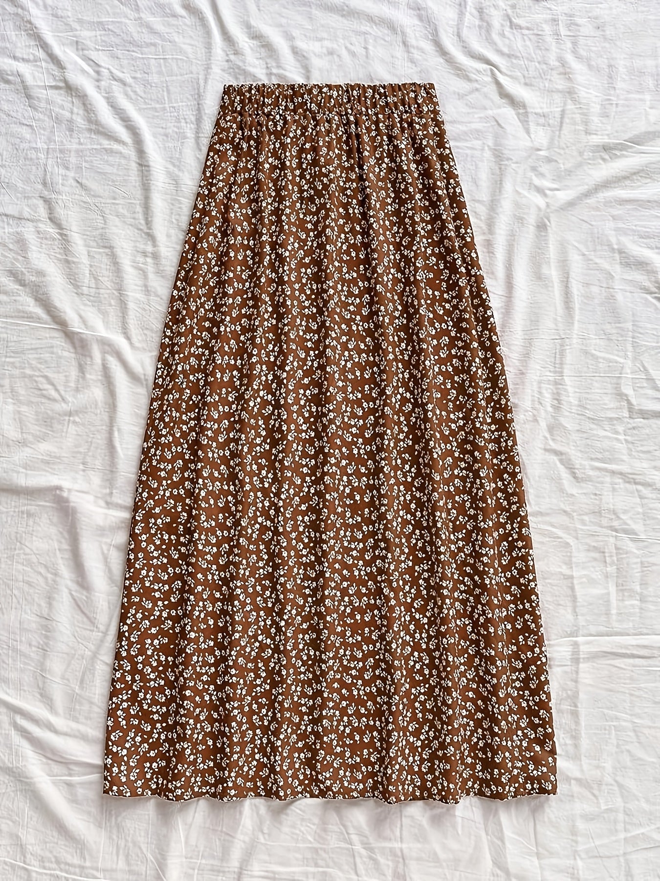 Women's midi skirt with floral pattern and slit – feminine A-line summer skirt for leisure & vacation