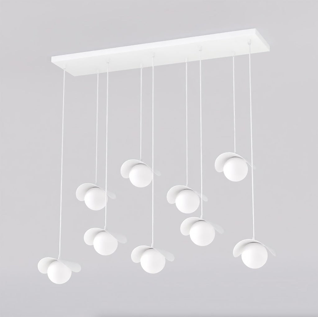 Witte hanglamp met negen bollen en gebogen kappen op verschillende hoogtes aan een rechthoekige plafondplaat
