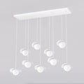 Witte hanglamp met negen bollen en gebogen kappen op verschillende hoogtes aan een rechthoekige plafondplaat