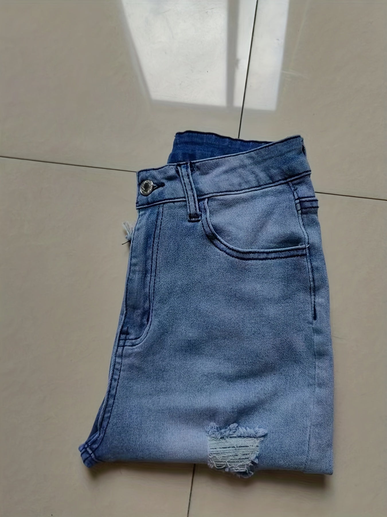 Women's Bermuda Denim Shorts in Used Look with Fringes – Casual Summer Fashion for Leisure and Everyday Wear