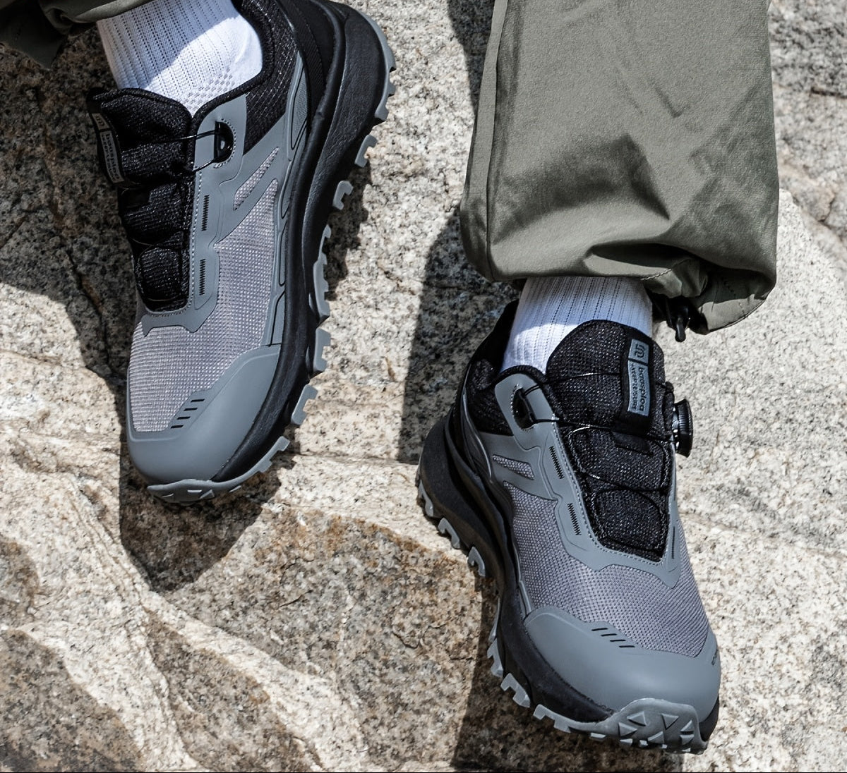 Men's hiking and trekking shoes with a twist-lock closure, non-slip outdoor sports shoes