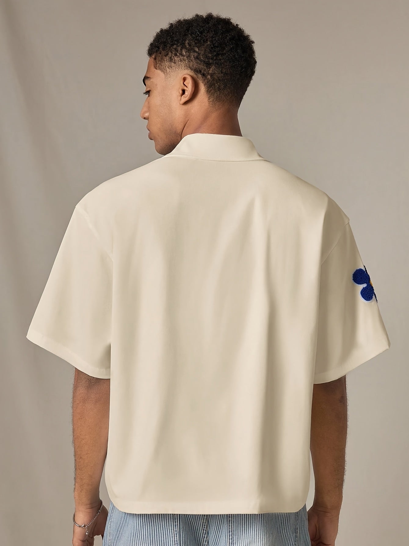 Herren Freizeit Kurzarm-Hemd mit Blumenapplikationen und Camp-Kragen – Modernes Sommer-Design