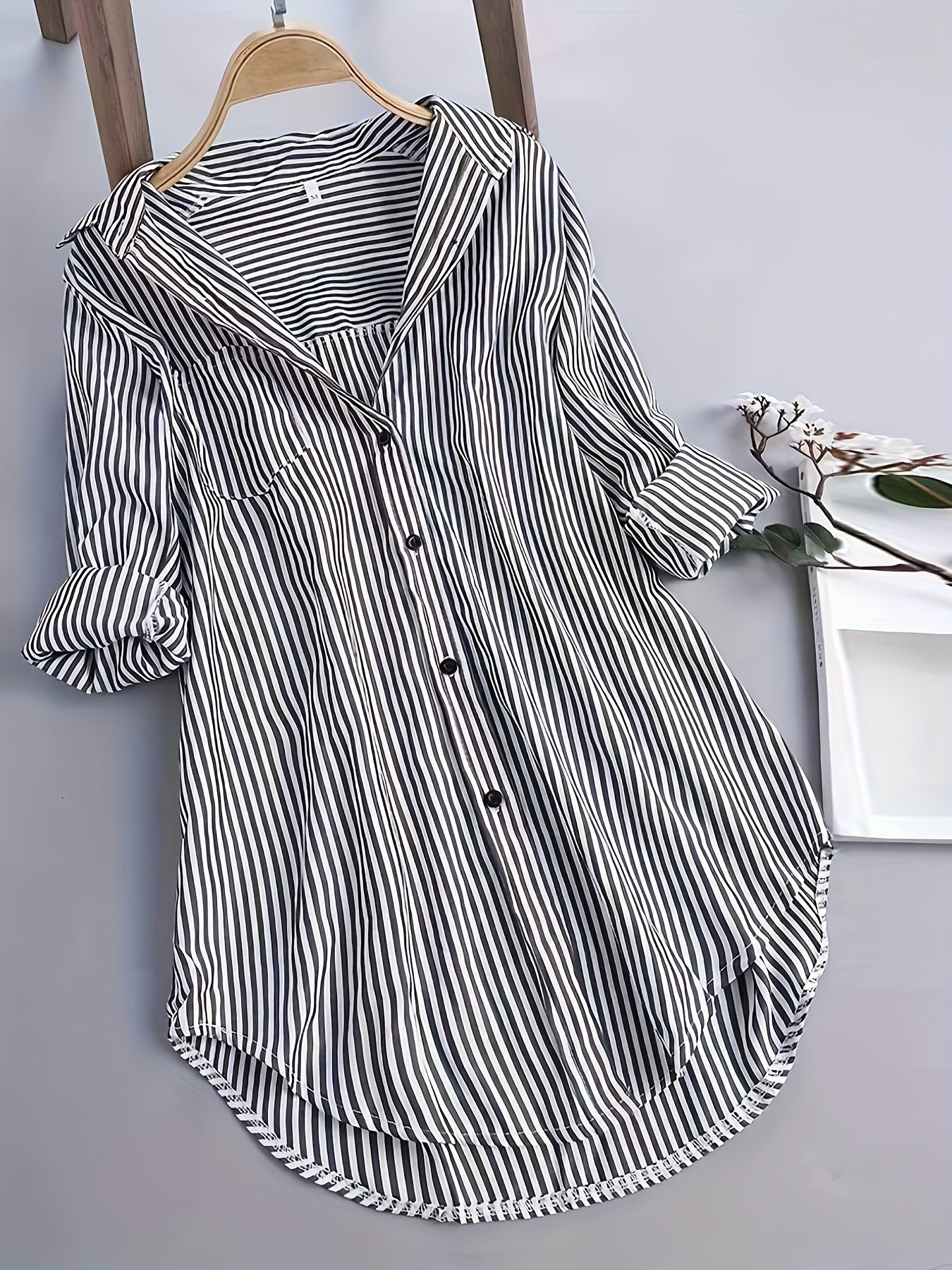 Women's striped blouse shirt with loose fit – Stylish long blouse for everyday and office wear