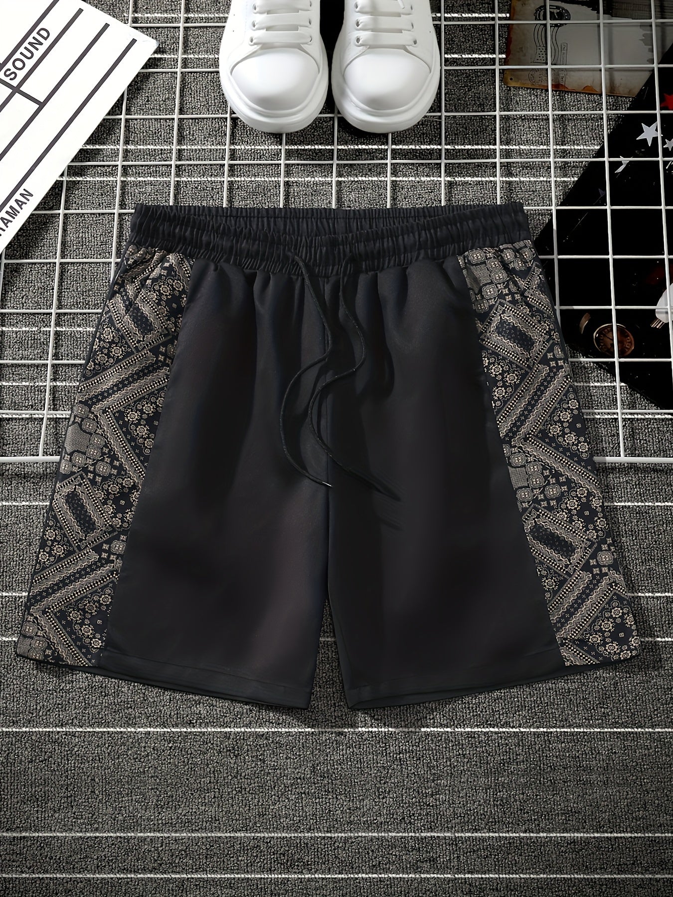 Men's streetwear shorts with graphic pattern and modern design – perfect for casual wear and urban style