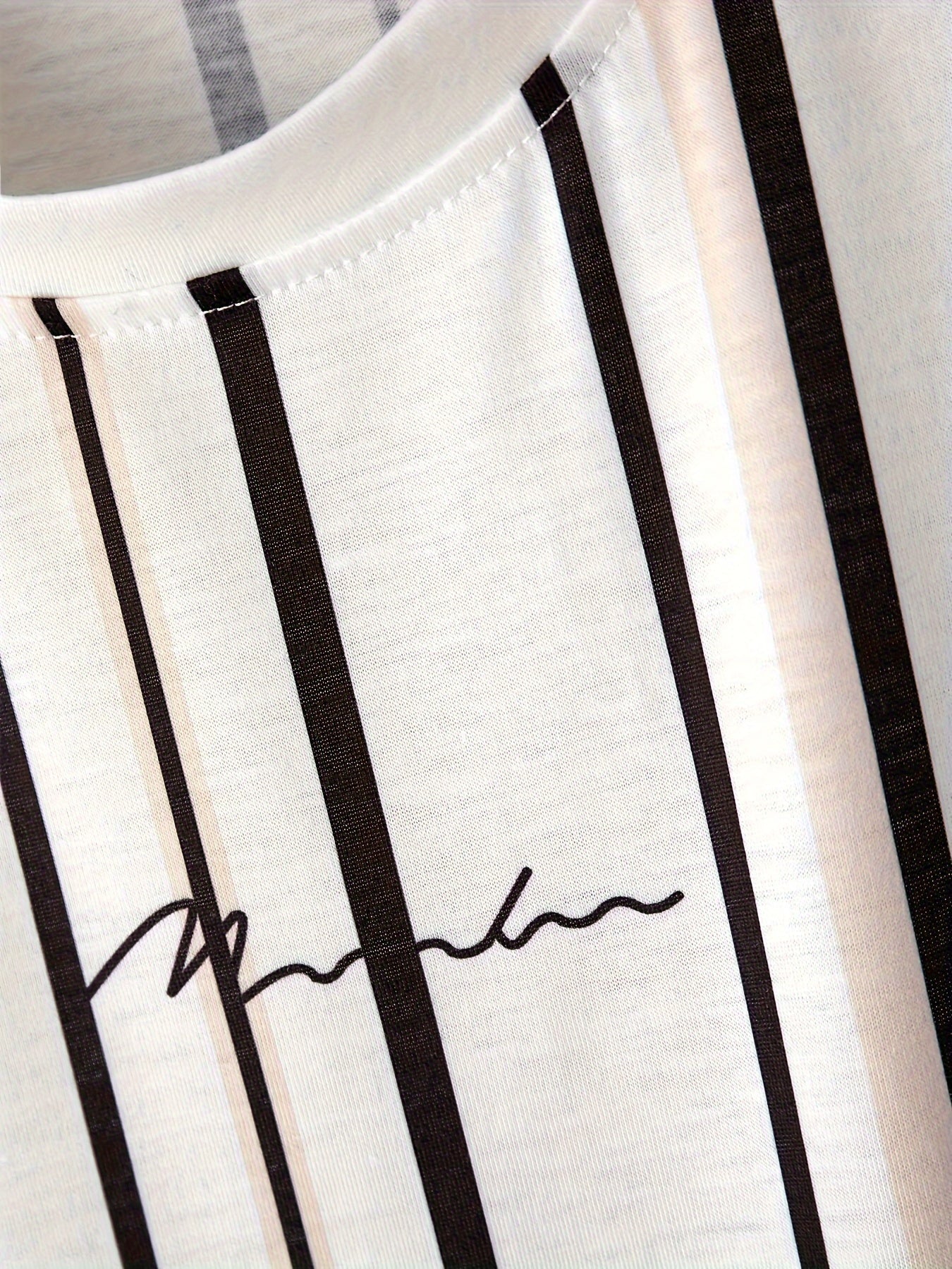 Men's T-shirt with vertical stripe pattern and modern print – Stylish casual shirt