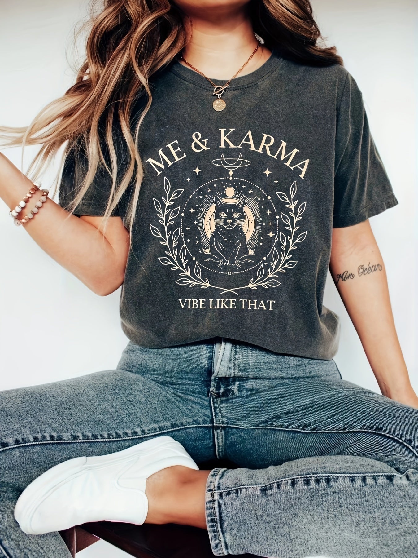 Damen Vintage T-Shirt mit Katze und Karma Spruch – Mystischer Boho Stil, Freizeit & Statement Mode