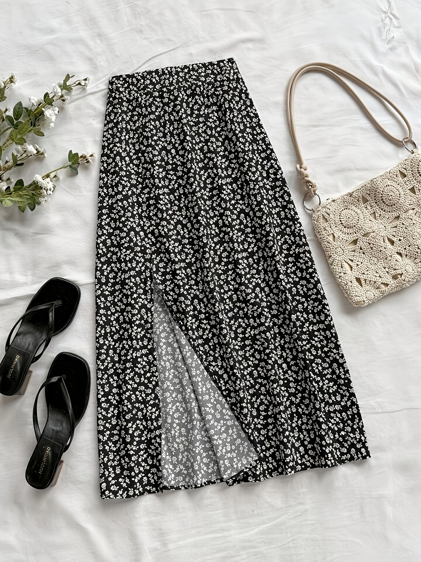 Women's midi skirt with floral pattern and slit – feminine A-line summer skirt for leisure & vacation