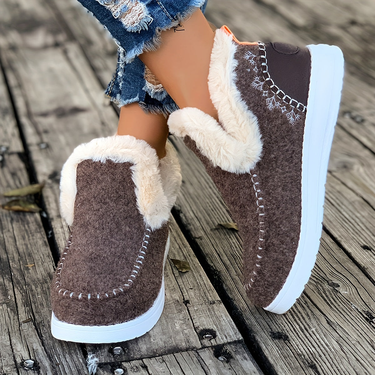 Women's warm slippers with faux fur lining & embroidery