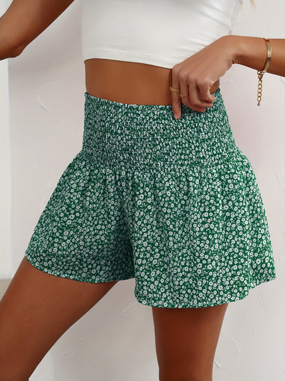 Women's summer shorts with floral pattern and smocked waistband – Casual high waist leisure pants