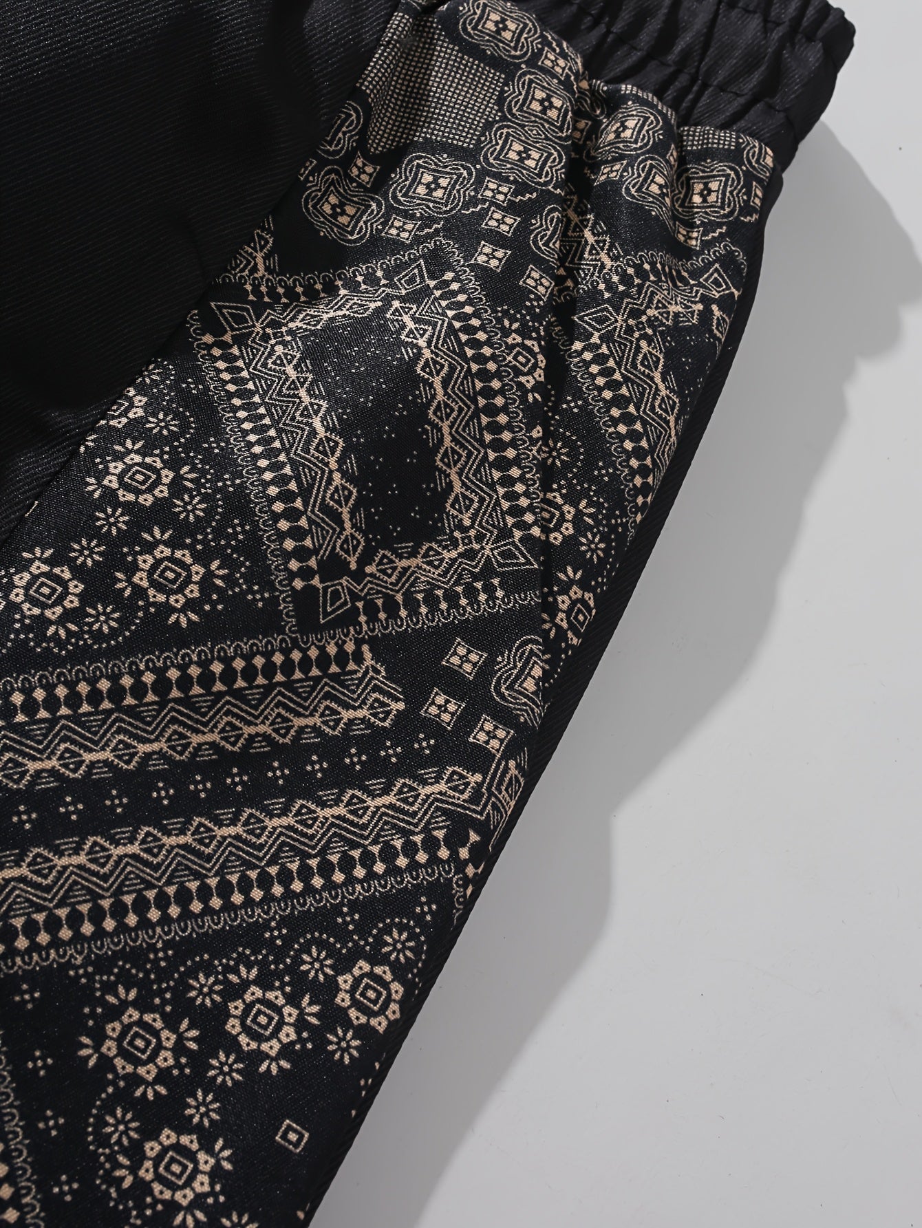 Men's streetwear shorts with graphic pattern and modern design – perfect for casual wear and urban style