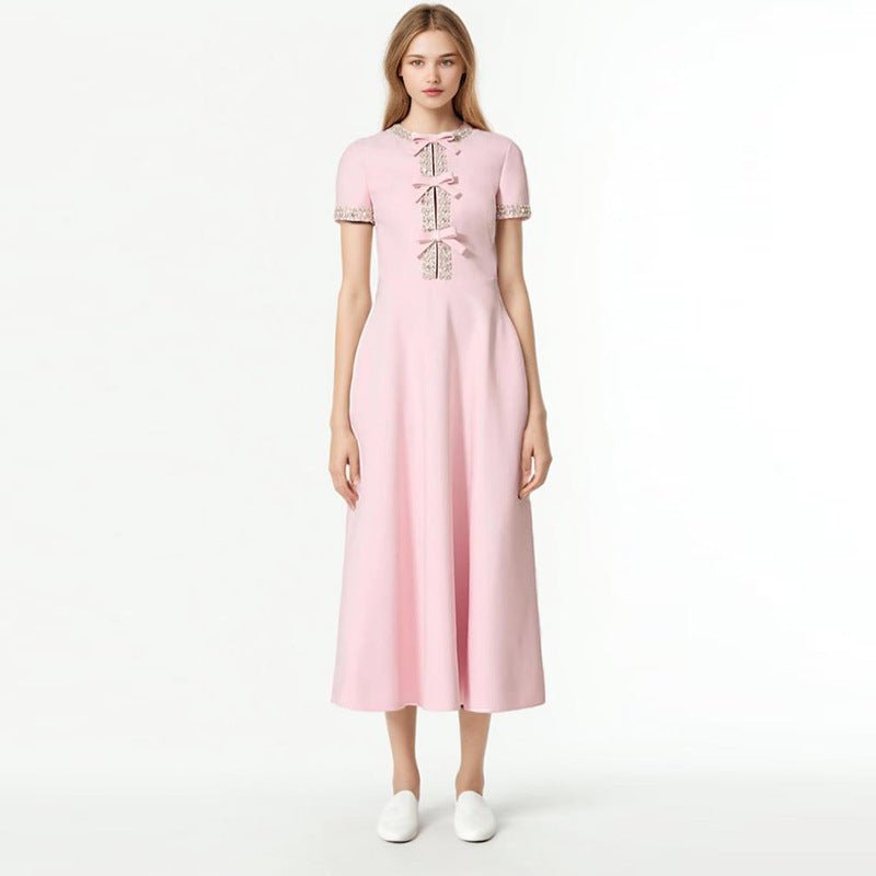 Helen – Hoch tailliertes Kleid mit Rundhalsausschnitt und Strass Schleife