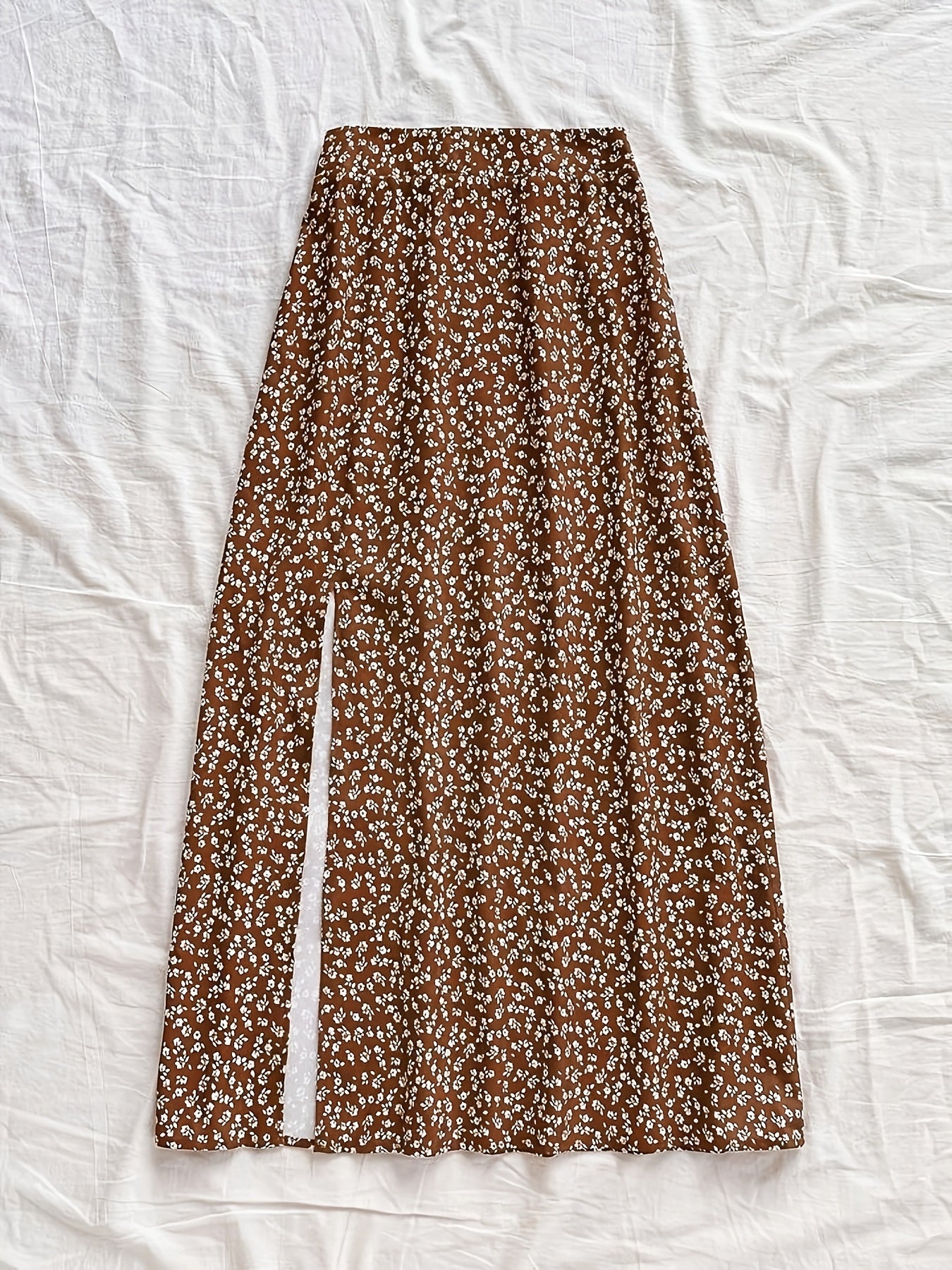 Women's midi skirt with floral pattern and slit – feminine A-line summer skirt for leisure & vacation