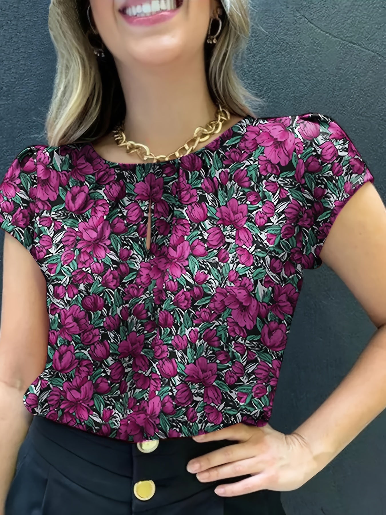 Women's blouse with floral pattern and short sleeves – Elegant style for office and leisure
