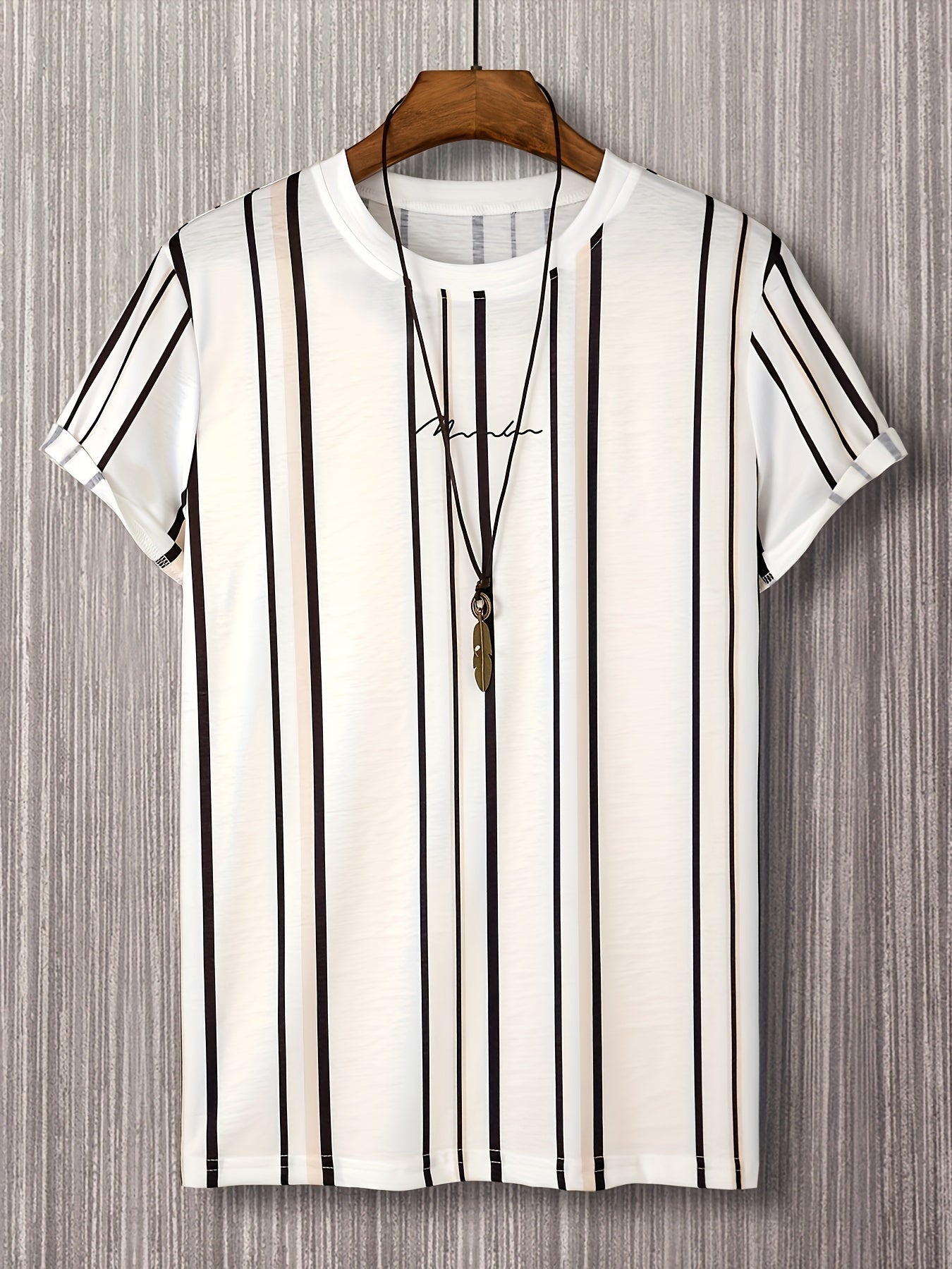 Men's T-shirt with vertical stripe pattern and modern print – Stylish casual shirt