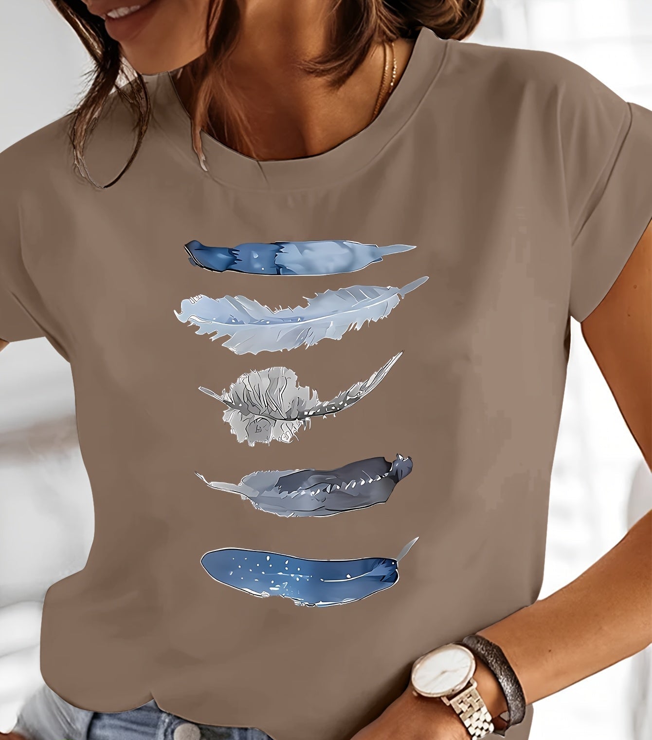 Damen T-Shirt mit künstlerischem Feder-Print, lässiges Design für Alltag und Freizeit