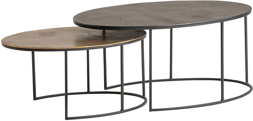 Set van twee ovale salontafels met bladen in zwartbrons en antiek messing op zwart metalen frame