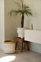 Mand pandan en schelpen handgemaakt, naturel wit – Ø 34 x 40 cm, voor wasgoed, speelgoed of plant