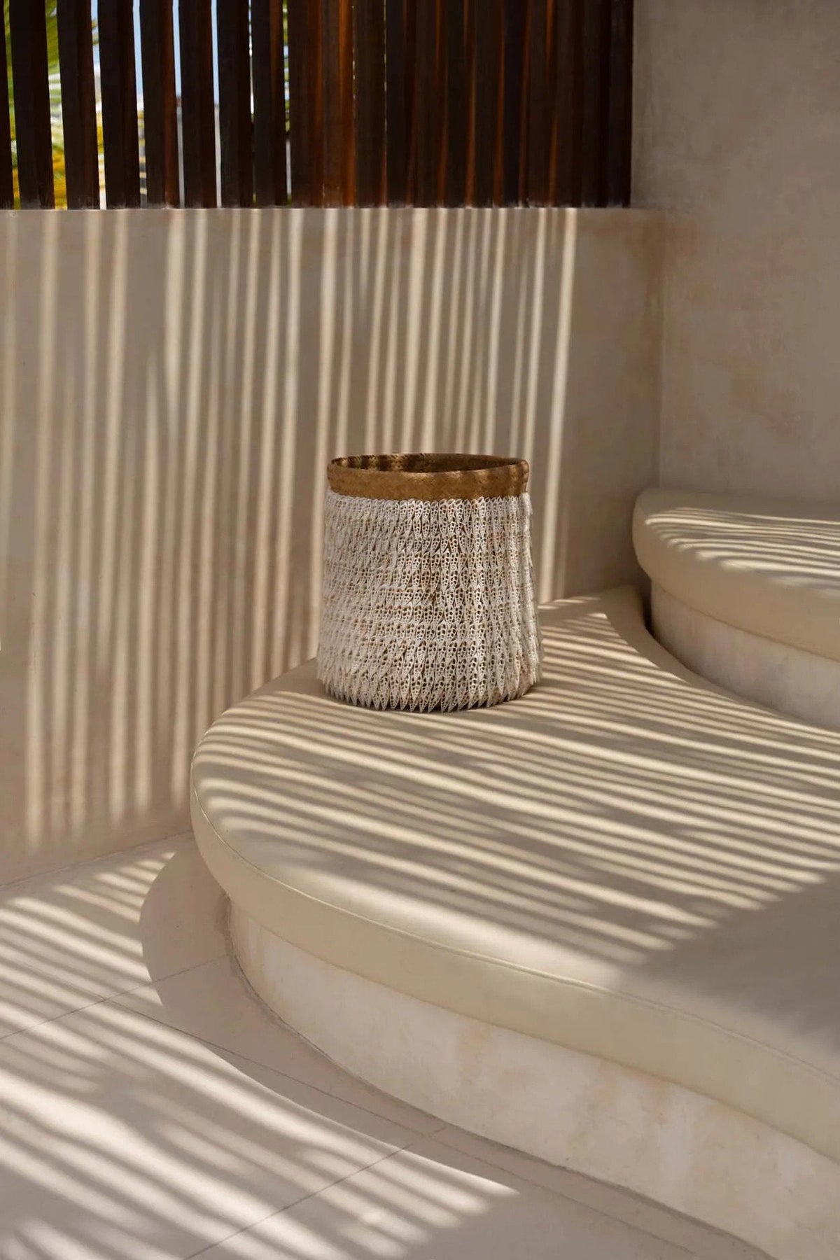 Mand pandan en schelpen handgemaakt, naturel wit – Ø 34 x 40 cm, voor wasgoed, speelgoed of plant