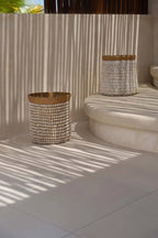 Mand pandan en schelpen handgemaakt, naturel wit – Ø 34 x 40 cm, voor wasgoed, speelgoed of plant
