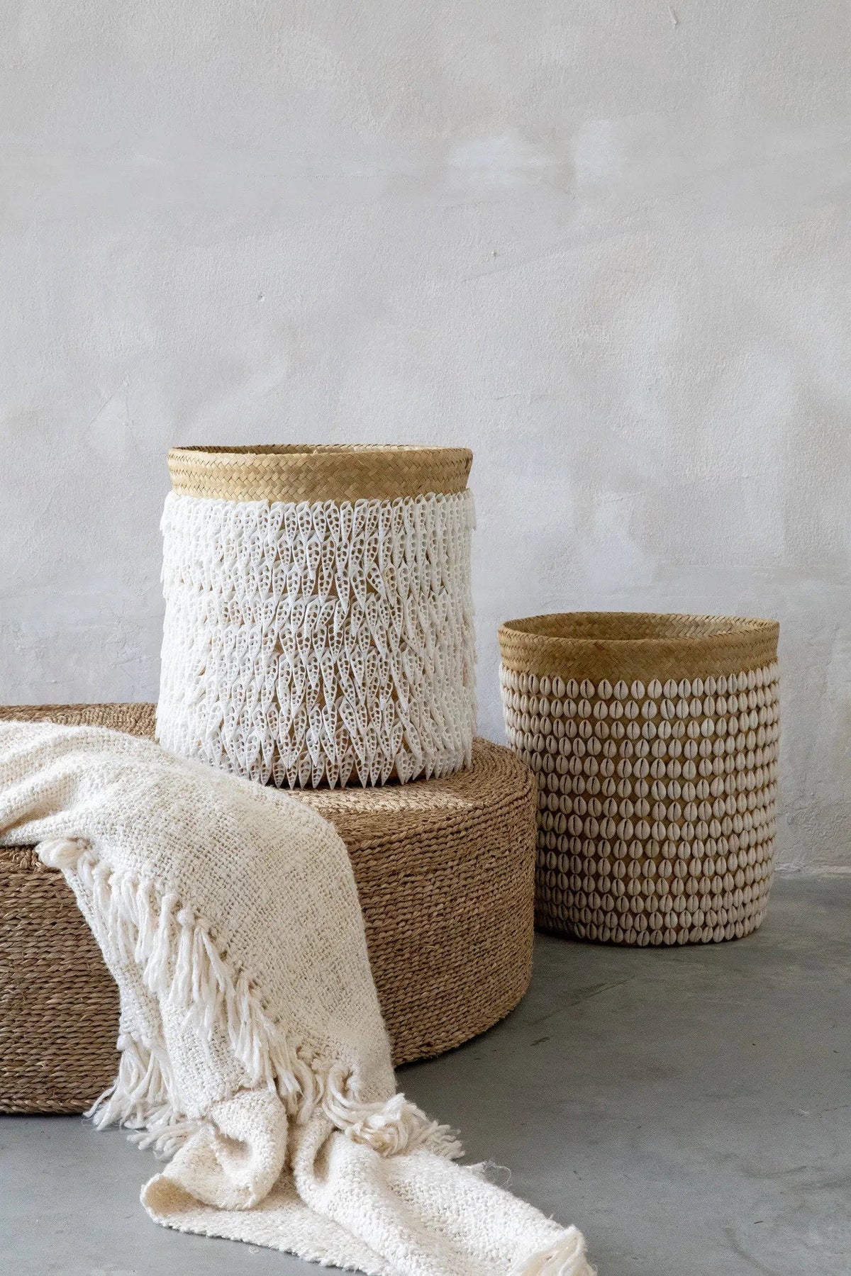 Mand pandan en schelpen handgemaakt, naturel wit – Ø 34 x 40 cm, voor wasgoed, speelgoed of plant