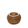 Ronde rotan opbergmand met deksel en een rand van witte cowrieschelpen, bruin