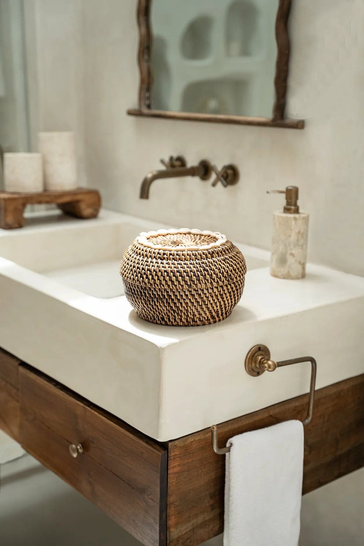Opbergmand rotan met deksel en cowrieschelpen, naturel bruin, 23 x 23 x 15 cm