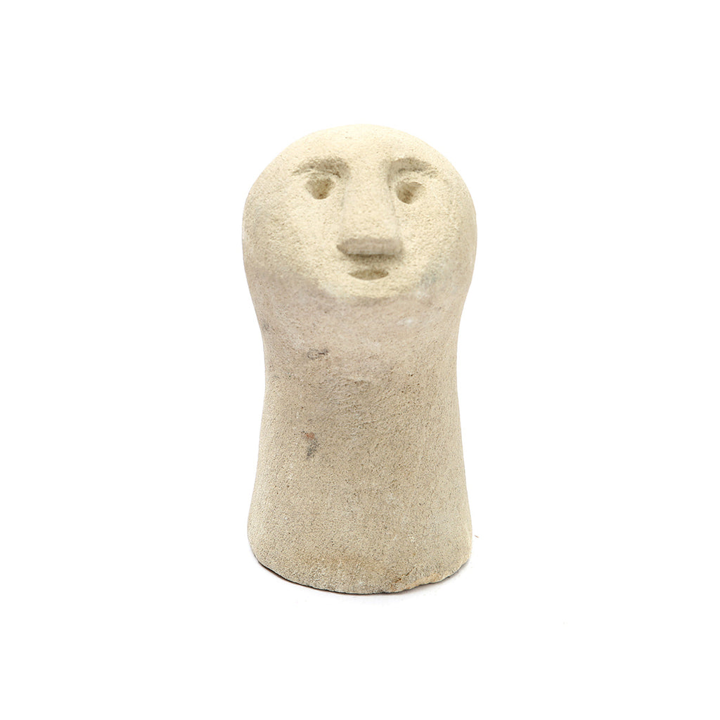 Naturel zandstenen beeld met gesneden gezicht op een witte achtergrond