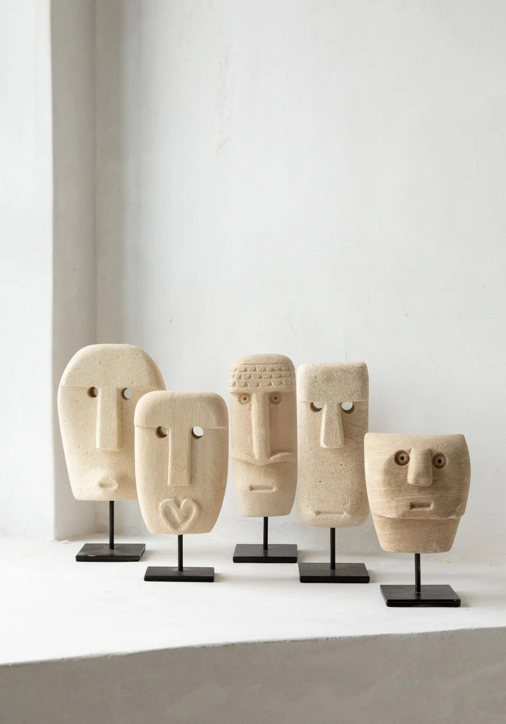 Decoratiebeeld zandsteen Sumbasteen #19 op standaard, naturel – h 16 x l 5 x b 8 cm, handgesneden