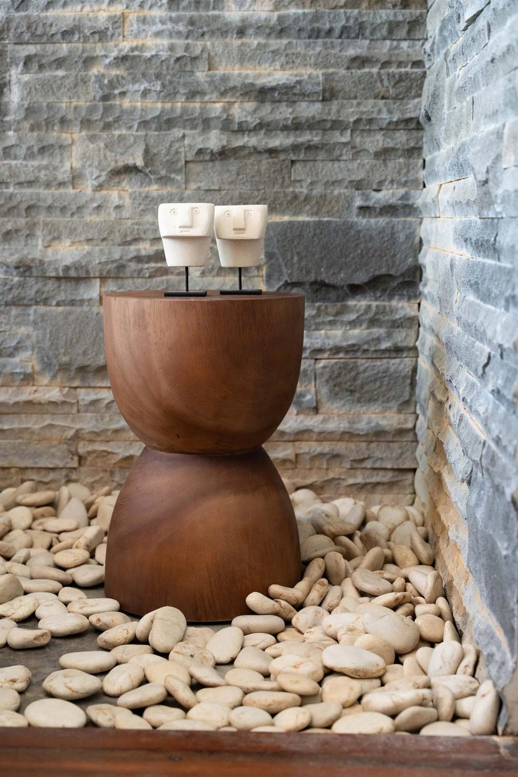 Stenen beeld zandsteen Sumba nr. 23 op standaard, handgesneden, naturel – 8 x 8 x 13 cm