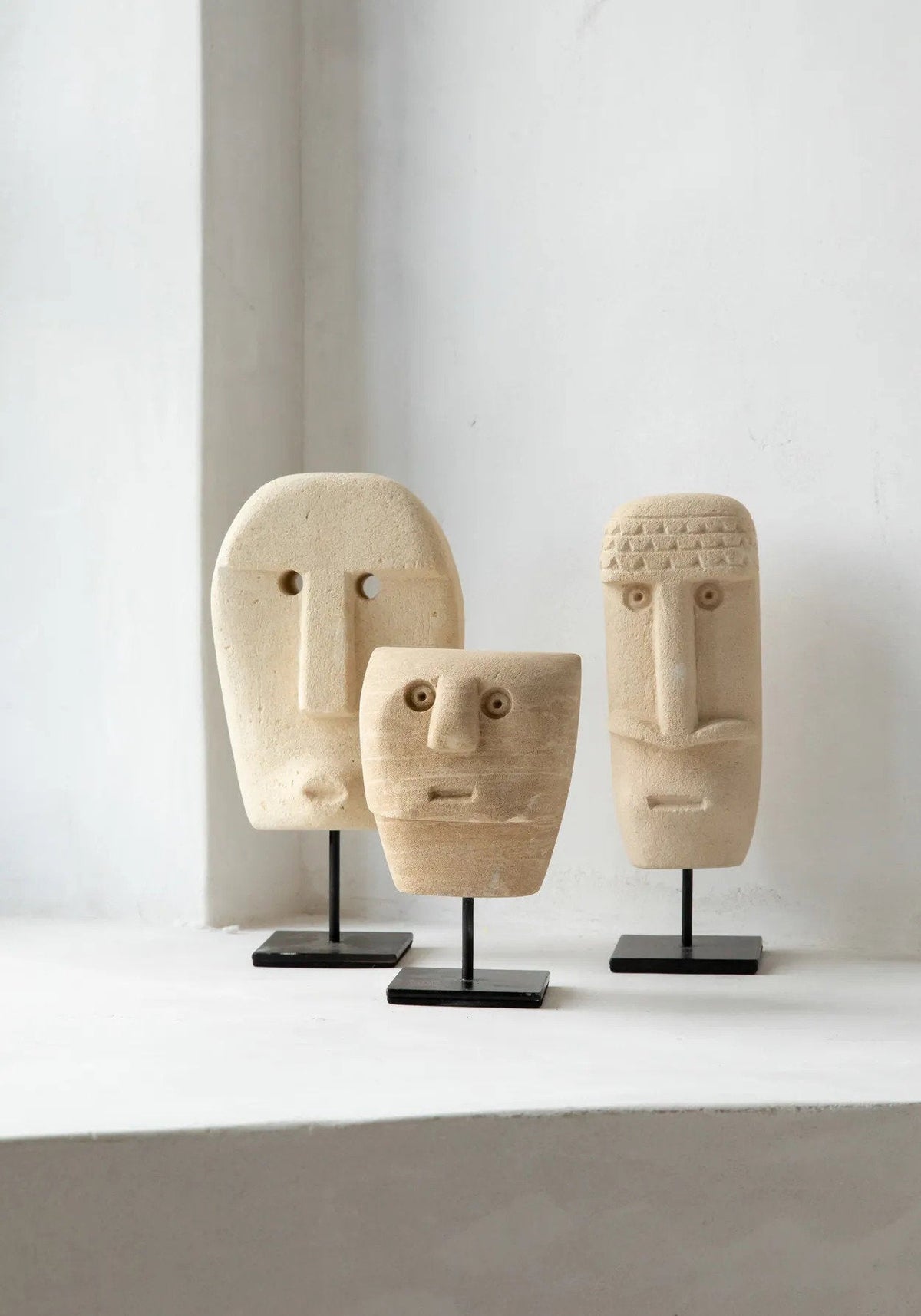 Stenen beeld zandsteen Sumba nr. 23 op standaard, handgesneden, naturel – 8 x 8 x 13 cm