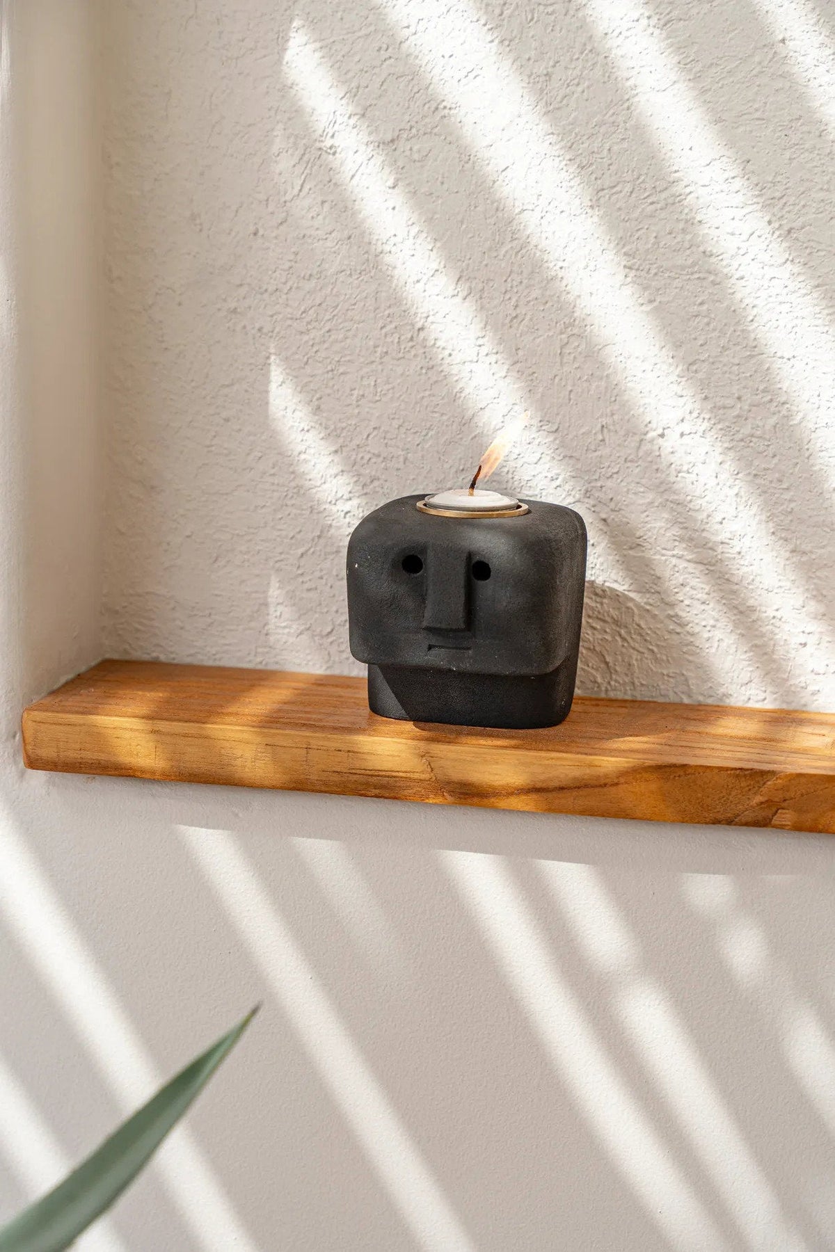 Kandelaar zandsteen Sumba Stone #26 handgehouwen gezicht, zwart – 8 x 8 x 10 cm