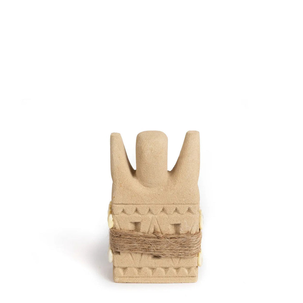 Stenen beeld zandsteen handgesneden Sumbasteen #28 M, naturel met schelpen en touw – 4 x 8 x 14 cm